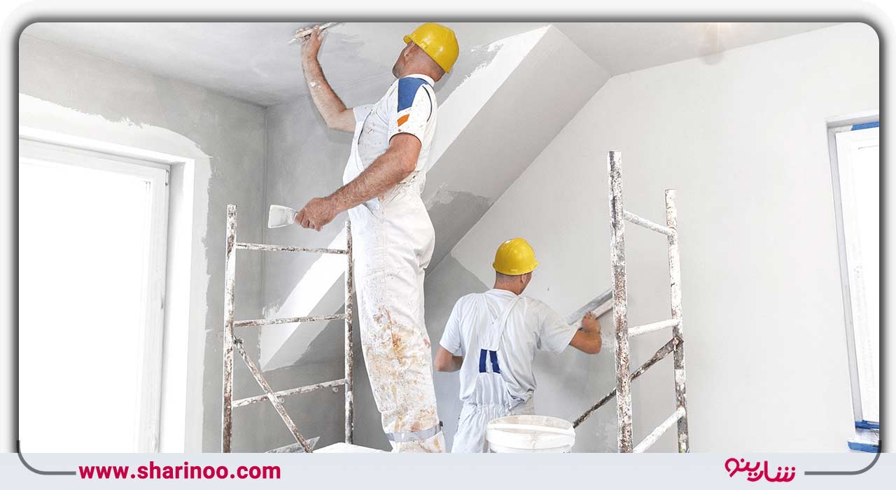 رنگ آمیزی قسمت‌هایی از دیوار که دسترسی به آن‌ها سخت است